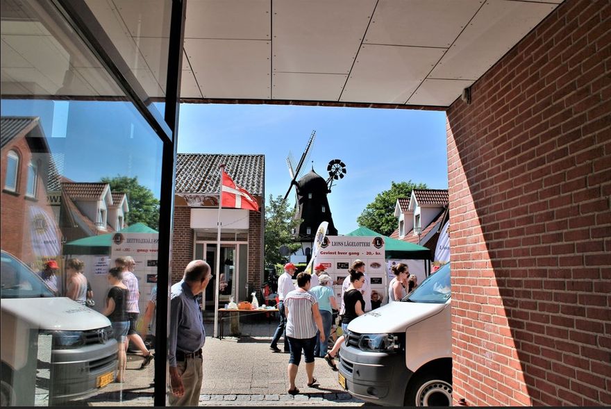 Arkiv foto: Motiv gennem smal smøge til livet udadtil